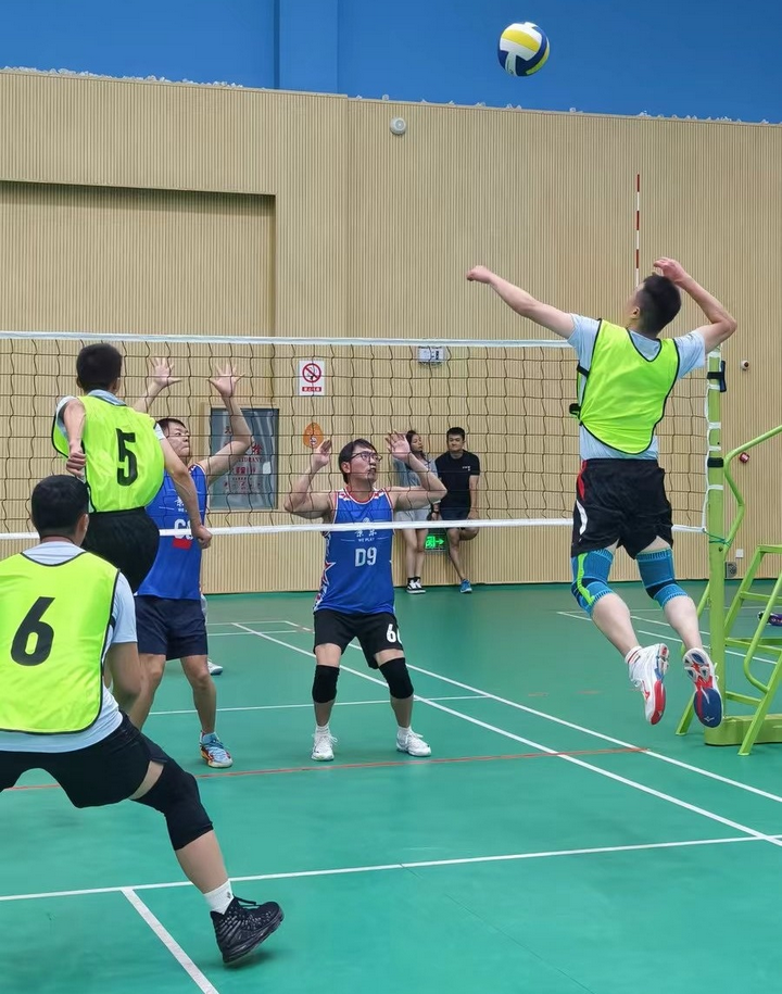 比赛现场气氛热烈，选手斗志昂扬的简单介绍